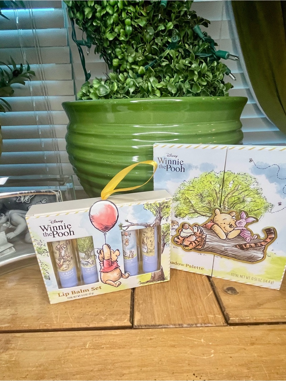 Disney Winnie the Pooh Beauty Bundle - Eyeshadow Palette & 4pc Lip Balm Set NIB - Picture 2 of 10